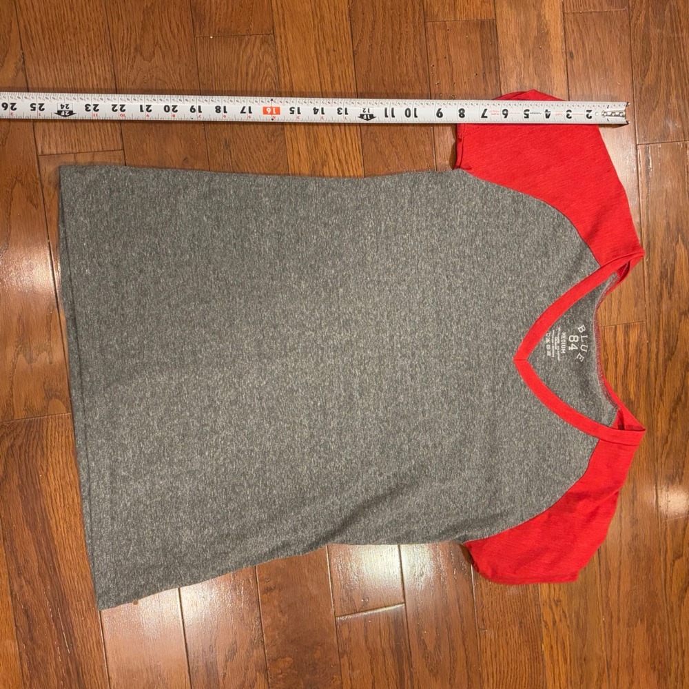 BLUE 84 Women's Medium‎ Gray Red Baseball Tee V Neck Short Sleeve